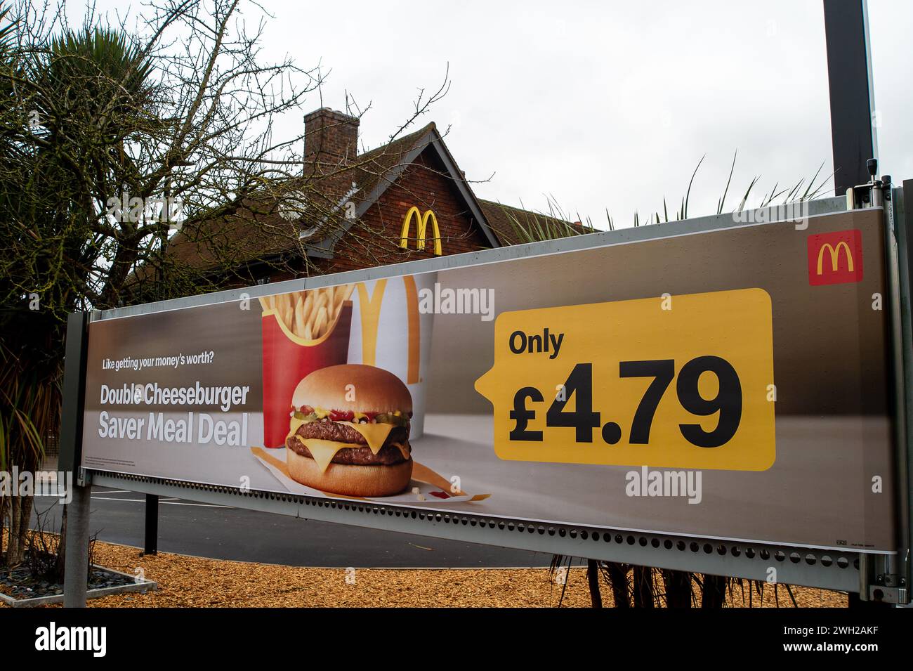 Slough, UK. 7th February, 2024. A McDonald's Drive Thru restaurant in Slough, Berkshire. Fast food giant, McDonald's has reported its quarterly sales targets are down for the first time in nearly four years. Customers have reportedly been boycotting them due to the Israel and Hamas war. Last year  McDonald's in Israel said it had donated thousands of free meals to Israel Defence Forces troops involved in the conflict. Credit: Maureen McLean/Alamy Live News Stock Photo