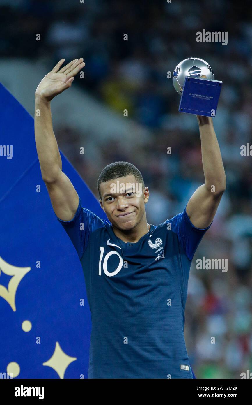 Moscow, Russia. 15th July, 2018. Kylian Mbappe of France with the trophy during the FIFA World Cup 2018 Final match between France and Croatia at Luzhniki Stadium. Final score: France 4:2 Croatia. (Photo by Grzegorz Wajda/SOPA Images/Sipa USA) Credit: Sipa USA/Alamy Live News Stock Photo