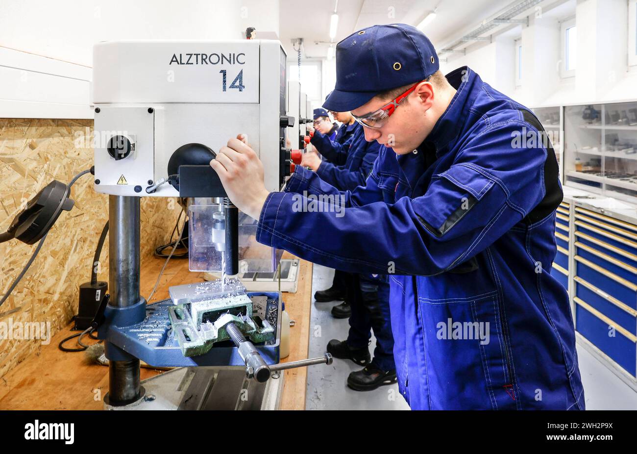 Auszubildende Berlin, 07.02.2024 - Ein Auszubildener im Beruf Mechatroniker arbeitet mit einer ...