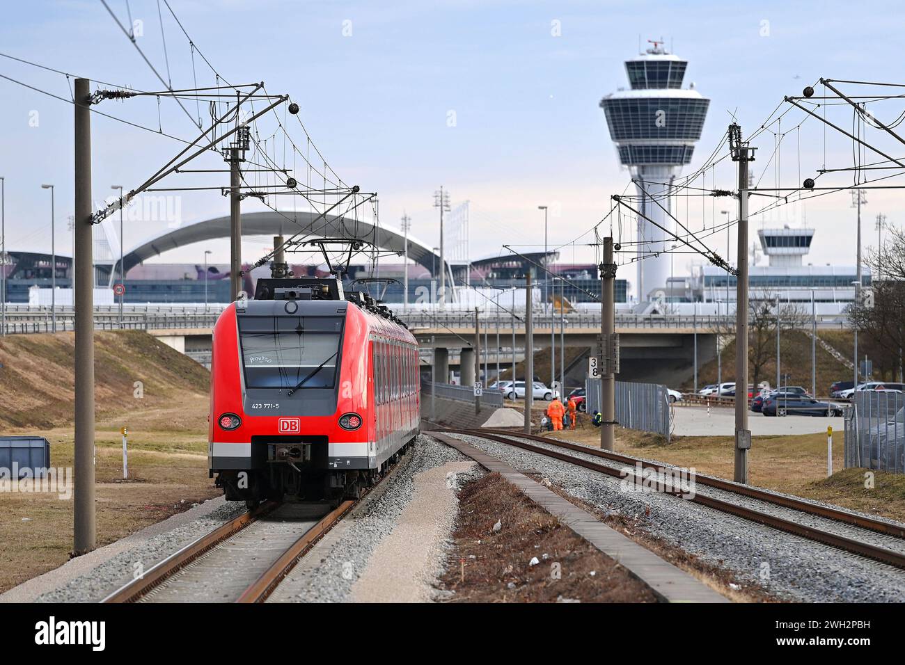 Einfahrende S-Bahn am S-Bahnhof Besucherpark am Flughafen Franz Josef Strauss in Muenchen. Bahn,Zug,r,Oeffentlicher Personennahverkehr OEPNV. Zuege,Gleise,Bahnen, *** S-Bahn arriving at the S-Bahn station Besucherpark at Franz Josef Strauss Airport in Munich Bahn,Zug,r,OEPNV Zuege,Gleis,Bahnen, Stock Photo