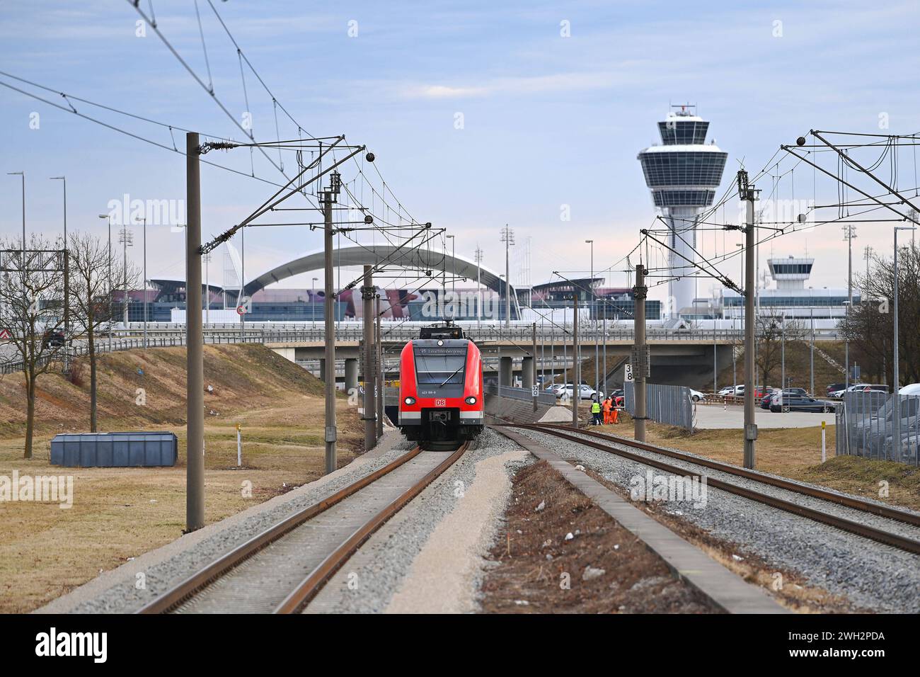 Einfahrende S-Bahn am S-Bahnhof Besucherpark am Flughafen Franz Josef Strauss in Muenchen. Bahn,Zug,r,Oeffentlicher Personennahverkehr OEPNV. Zuege,Gleise,Bahnen, *** S-Bahn arriving at the S-Bahn station Besucherpark at Franz Josef Strauss Airport in Munich Bahn,Zug,r,OEPNV Zuege,Gleis,Bahnen, Stock Photo