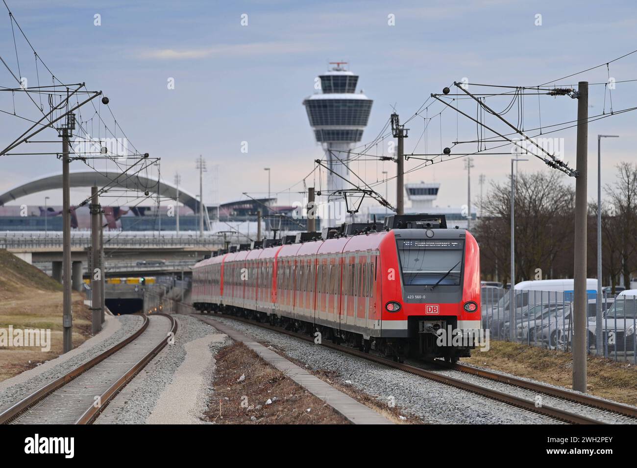 Einfahrende S-Bahn am S-Bahnhof Besucherpark am Flughafen Franz Josef Strauss in Muenchen. Bahn,Zug,r,Oeffentlicher Personennahverkehr OEPNV. Zuege,Gleise,Bahnen, *** S-Bahn arriving at the S-Bahn station Besucherpark at Franz Josef Strauss Airport in Munich Bahn,Zug,r,OEPNV Zuege,Gleis,Bahnen, Stock Photo