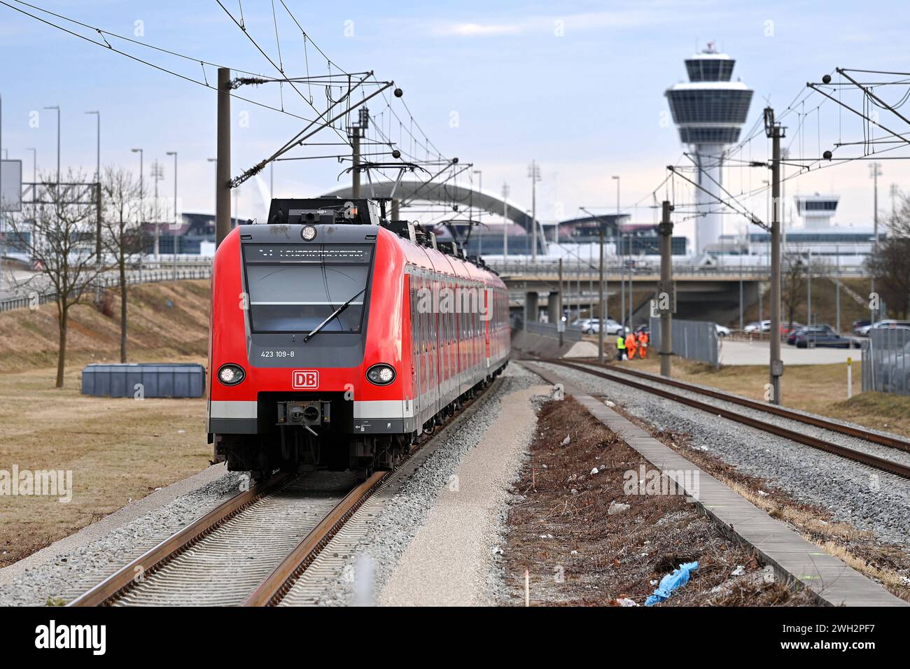Einfahrende S-Bahn am S-Bahnhof Besucherpark am Flughafen Franz Josef Strauss in Muenchen. Bahn,Zug,r,Oeffentlicher Personennahverkehr OEPNV. Zuege,Gleise,Bahnen, *** S-Bahn arriving at the S-Bahn station Besucherpark at Franz Josef Strauss Airport in Munich Bahn,Zug,r,OEPNV Zuege,Gleis,Bahnen, Stock Photo