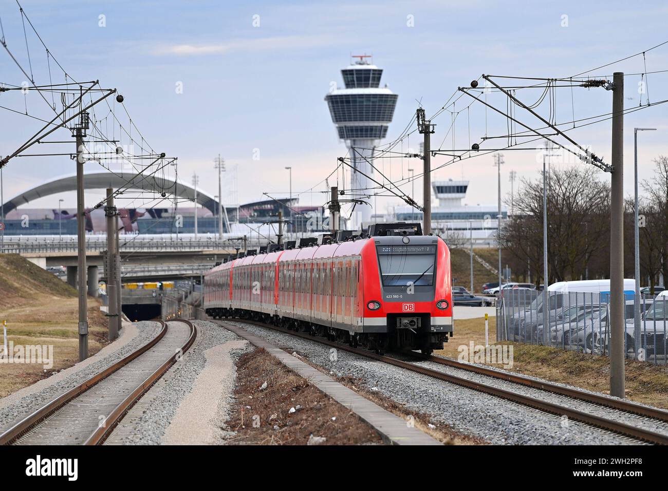 Einfahrende S-Bahn am S-Bahnhof Besucherpark am Flughafen Franz Josef Strauss in Muenchen. Bahn,Zug,r,Oeffentlicher Personennahverkehr OEPNV. Zuege,Gleise,Bahnen, *** S-Bahn arriving at the S-Bahn station Besucherpark at Franz Josef Strauss Airport in Munich Bahn,Zug,r,OEPNV Zuege,Gleis,Bahnen, Stock Photo