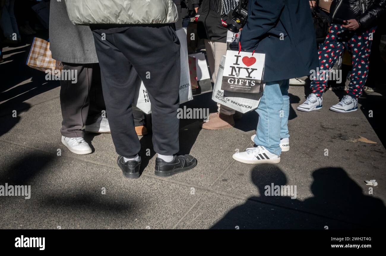 Shoppers in Midtown Manhattan in New York on Sunday, February 4, 2024. (© Richard B. Levine) Stock Photo