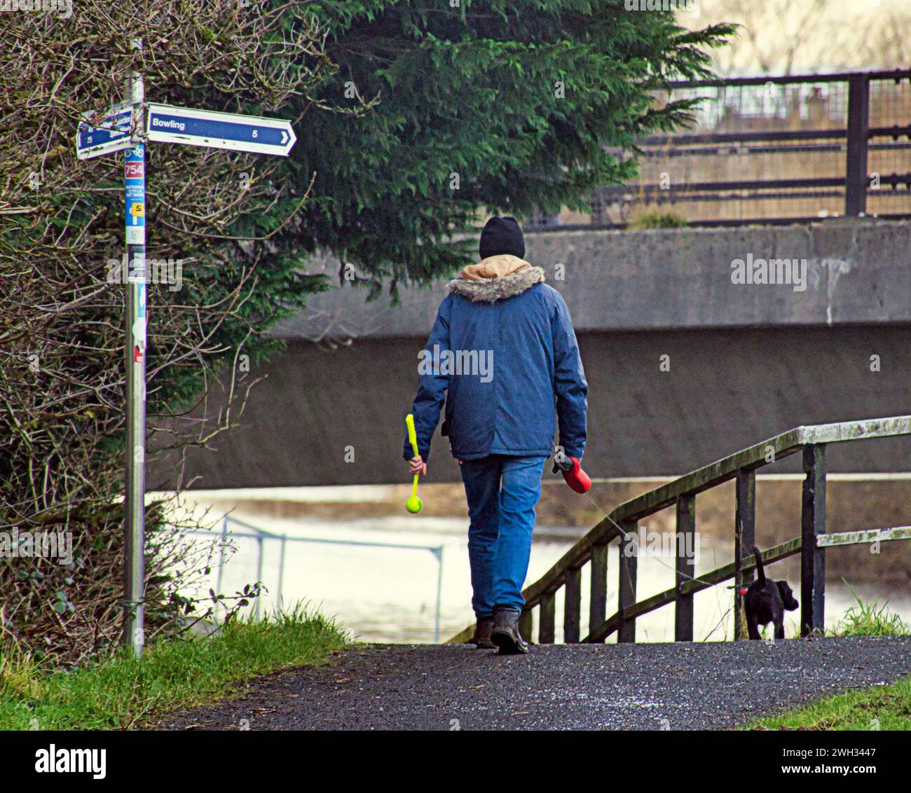 Glasgow Scotland UK 7th February 2024 UK Weather Cold Start Saw   Glasgow Scotland Uk 7th February 2024 Uk Weather Cold Start Saw Locals On The Streets In The North Of The City Credit Gerard Ferryalamy Live News 2WH3447 