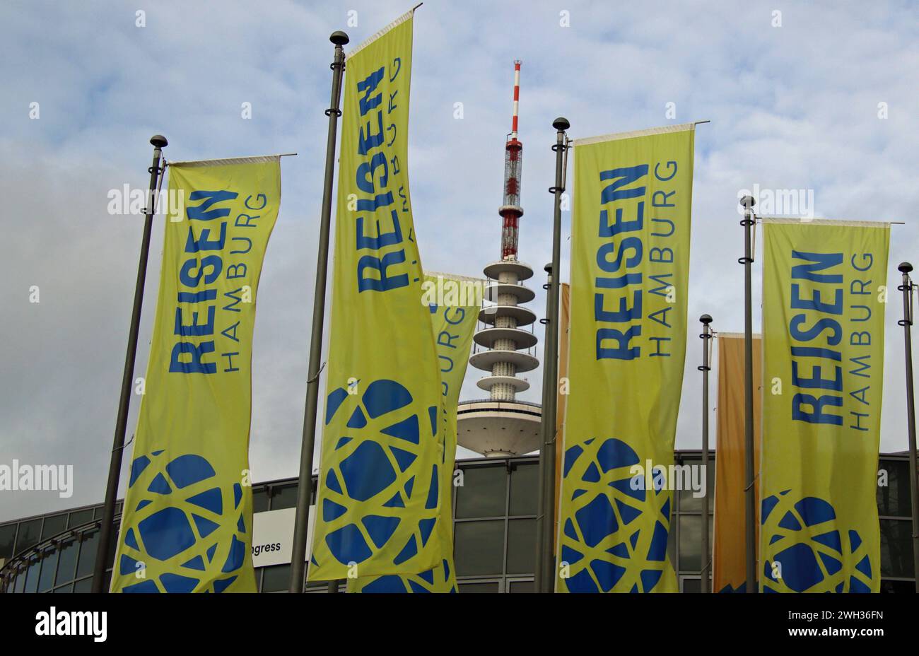  Reisemesse in Hamburg 2024. Fahnen vor den Messehallen in Hamburg Bildidee 