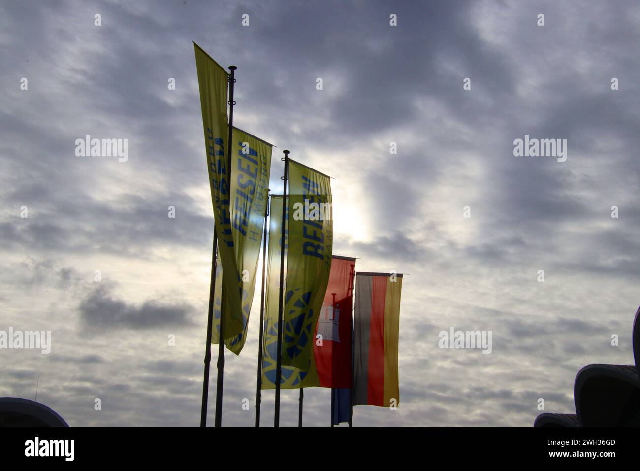  Reisemesse in Hamburg 2024. Fahnen vor den Messehallen in Hamburg 
