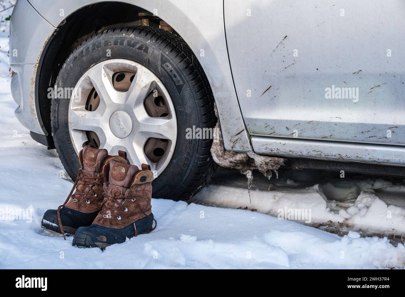 Cold and snow have fallen on the road and sometimes it's better to have goos shoes to walk and give up the car |  Le froid et lla neige ont recouvert Stock Photo