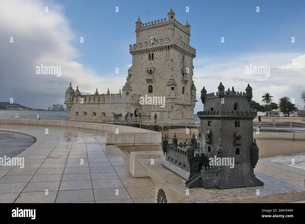 Der Torre de Belém, der im gleichnamigen Stadtteil an der Tejomuendung liegt, ist eines der bekanntesten Wahrzeichen Lissabons. Der Wachturm wurde wäh Stock Photo