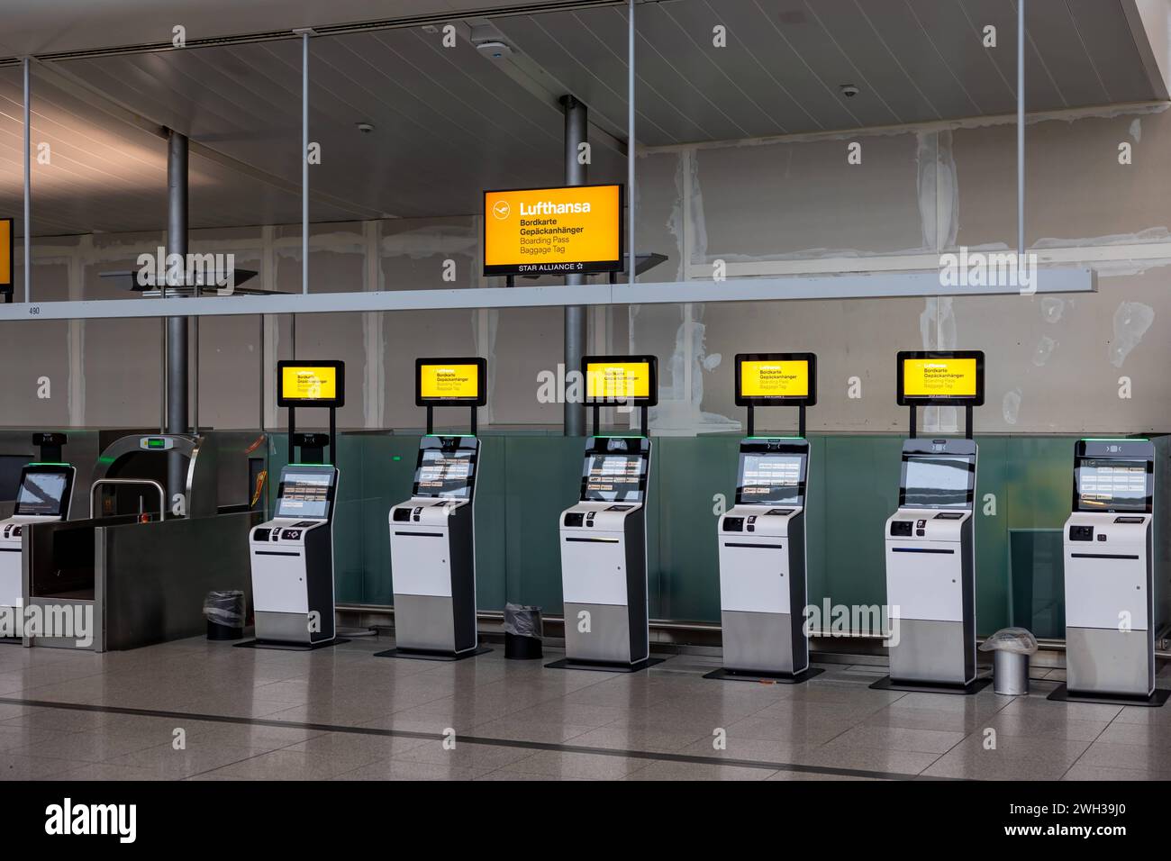 Lufthansa Streik in München Die Beschäftigten der Lufthansa am Münchner Flughafen streiken. Die Gewerkschaft ver.di geht davon aus, dass sich über 800 Lufthanseatinnen und Lufthanseaten an dem Streik beteiligt haben. Betroffen sind die Bereiche Passage, Check-In, Technik, Technik-Logistik, Technik-Logistik-Services, Engineering & Operation Services, Cargo, Technical Training und Flight Operation Center. Im Terminal am Flughafen fanden sich heute nur sehr wenige Passagiere ein. Lufthansa versucht, ca. 10-20% ihrer ursprünglichen Flüge durchführen zu können, auch innerdeutsche und Europaflüge. K Stock Photo