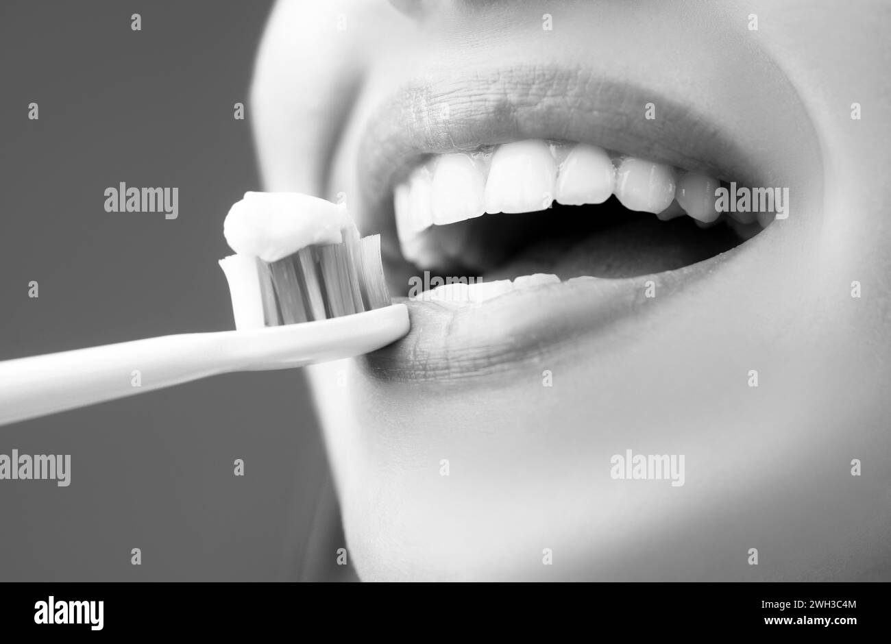 Beautiful smile with healthy teeth linear icon. Thin line