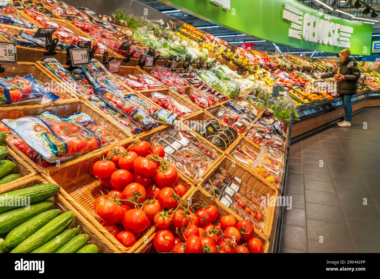 Obst und Gemüsestand, frische Lebensmittel aus dem Supermarkt, München