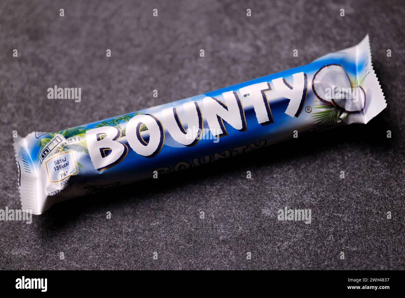 Ein Bounty-Schokoriegel liegt auf einer Steinplatte. Bounty ist eine ...