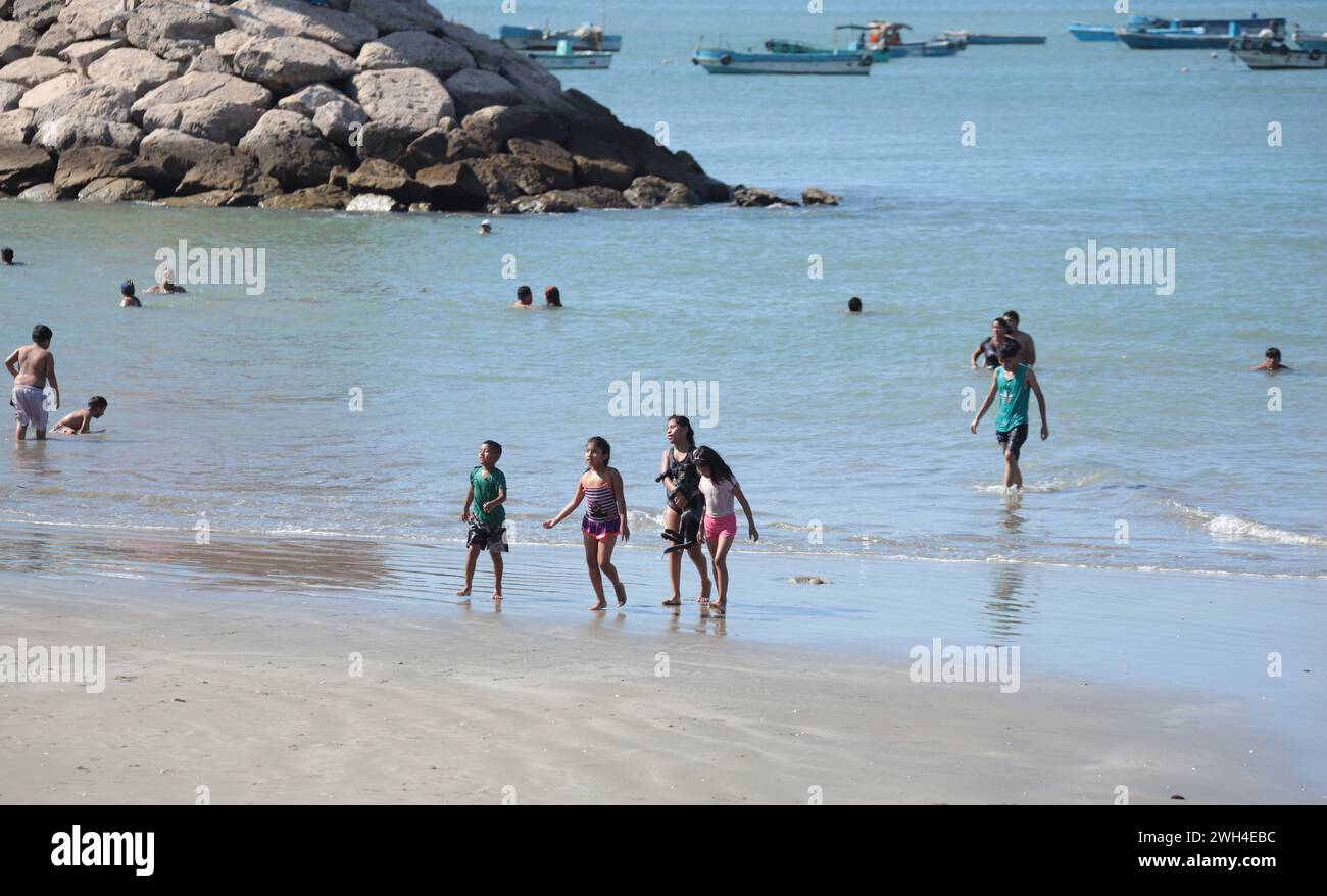 GYE-FERIADO-BALNEARIOS La Libertad, Santa Elena, miÃ rcoles 07 de febrero del 2024 Este ano las playas del Ecuador albergaran a turistas en medio de un estado de excepcion decretado por el estado ecuatoriano. Fotos:CÃ sar Munoz/API Guayaquil Guayas Ecuador SOI-GYE-FERIADO-BALNEARIOS-6252ed6a4aca6f94eb5566e8875b35ba *** GYE FERIADO BALNEARIOS La Libertad, Santa Elena, Wednesday, February 07, 2024 This year the beaches of Ecuador will host tourists in the midst of a state of exception decreed by the Ecuadorian state Photos CÃ sar Munoz API Guayaquil Guayas Ecuador SOI GYE FERIADO BALNEARIOS 6252 Stock Photo