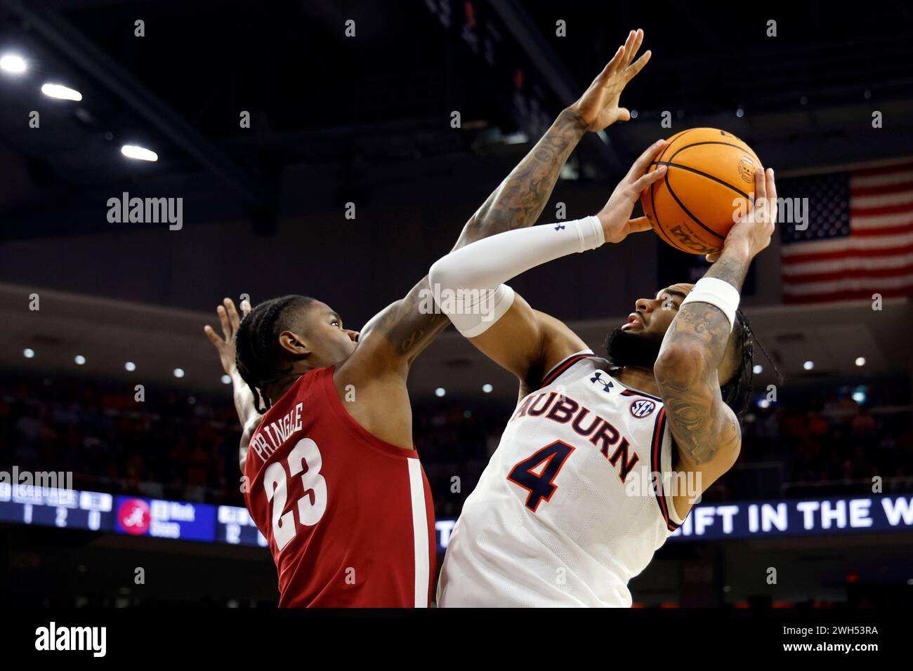 Auburn forward Johni Broome (4) shoots over Alabama forward Nick