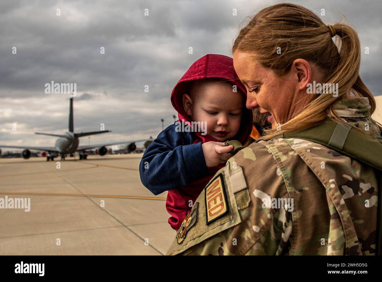 Columbus, Ohio, USA. 2nd Feb, 2024. Tech. Sgt. Sarah Schaffer, 121st Medical Group reunites with her family as Airmen of the 121st ARW arrive home from deployment at Rickenbacker Air National Guard Base, Ohio, February. 2, 2024. The deployment to the Central Command area of operations during a tumultuous period in the Middle East was another example of how the 121st ARW continuously provides worldwide air refueling support for the nation's defense. (photo by Ralph Branson) (Credit Image: © U.S. National Guard/ZUMA Press Wire) EDITORIAL USAGE ONLY! Not for Commercial USAGE! Stock Photo