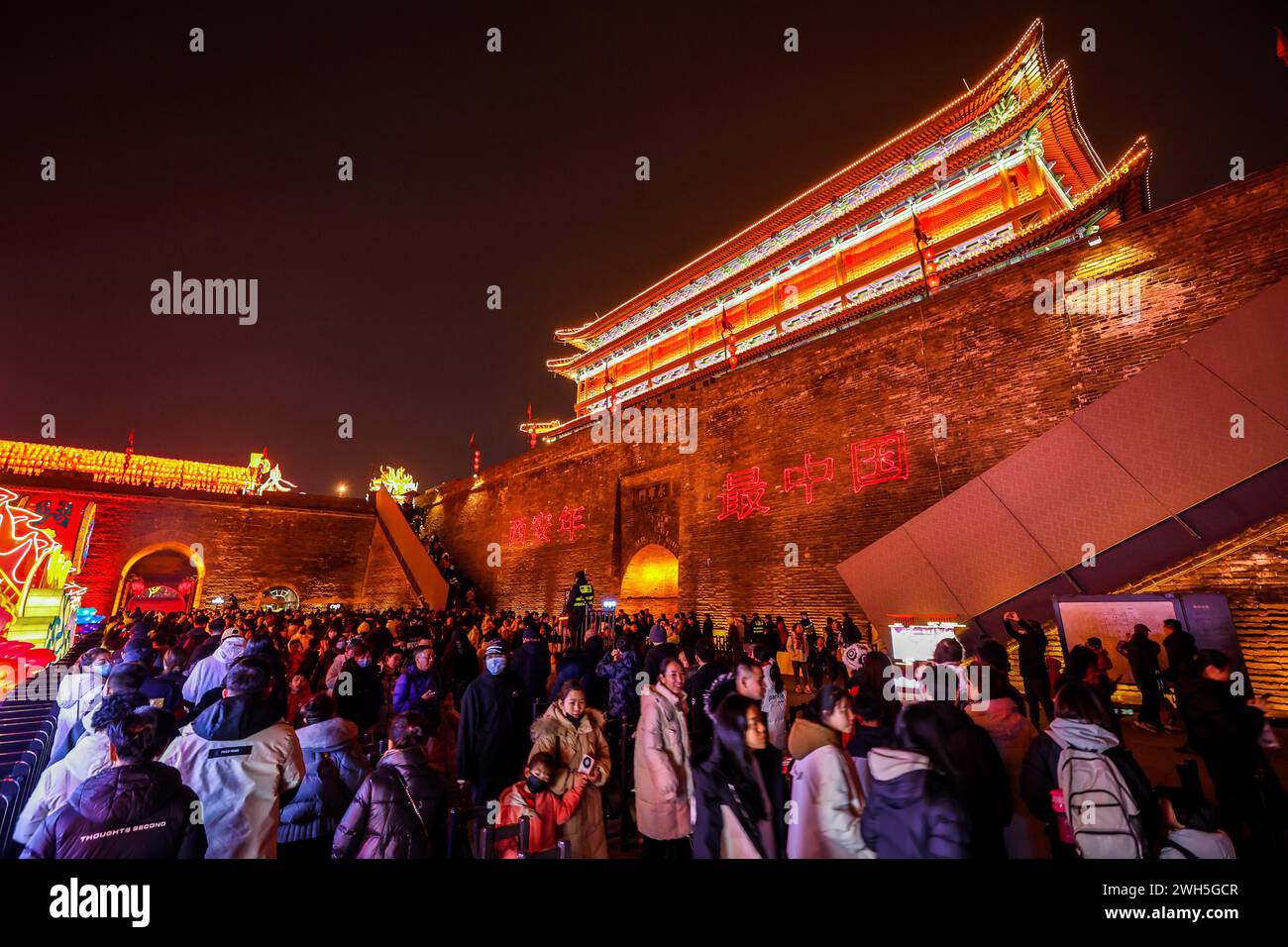 People visit the Xi'an City Wall Lantern Festival in Xi'an City ...