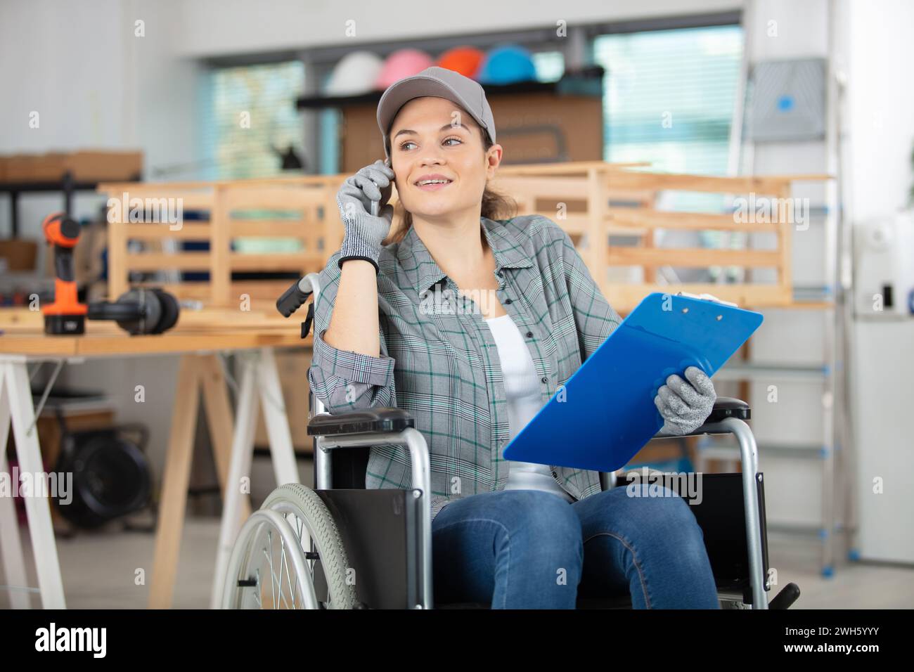 disable female carpenter using a saw Stock Photo