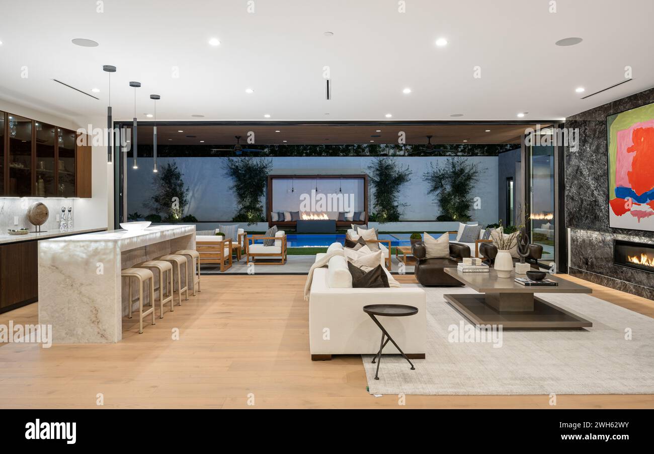 A modern house with a living room and patio. Tarzana, Los Angeles ...