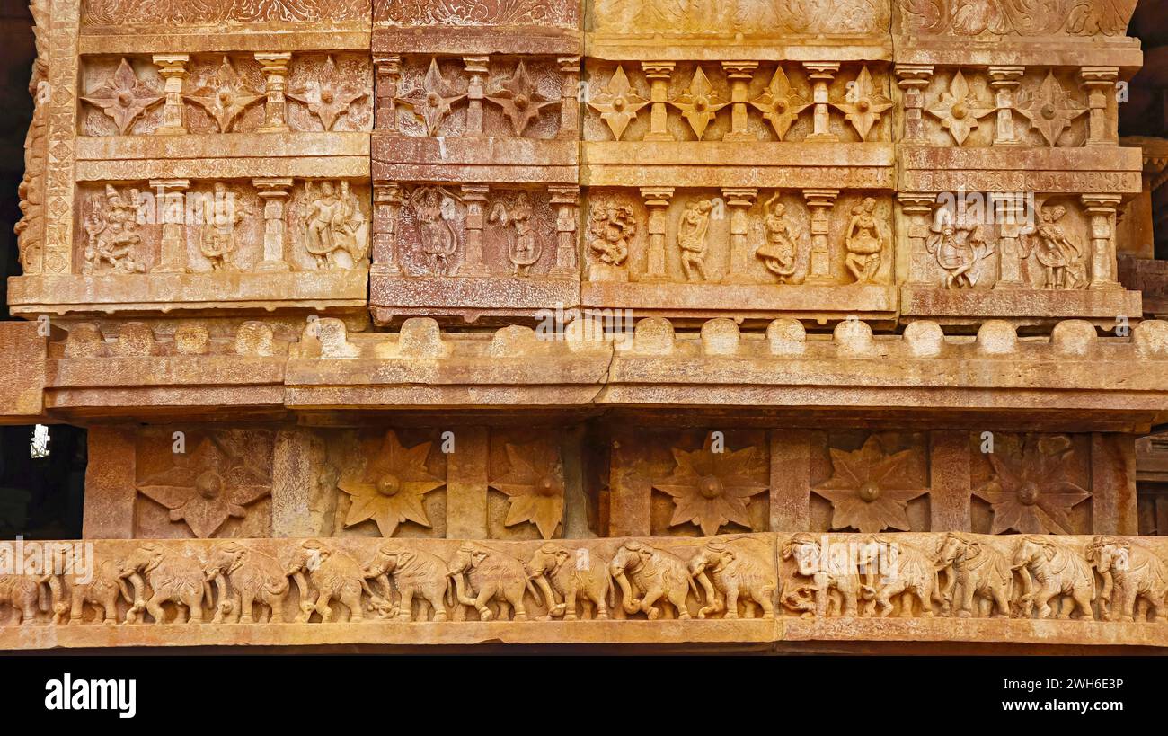 Carving Panels of Flowers, Musicians and Elephants on the Kakatiya Rudreshwara Temple, Palampet, Warangal, Telangana, India. Stock Photo