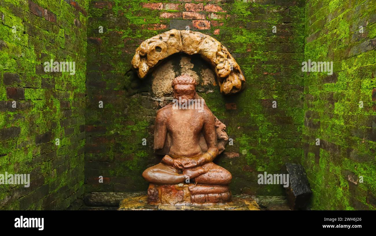 Broken Sculpture of Lord Buddha Inside the Ancient Buddhist Bricks Temple, Sirpur, Mahasamund, Chhattisgarh, India. Stock Photo