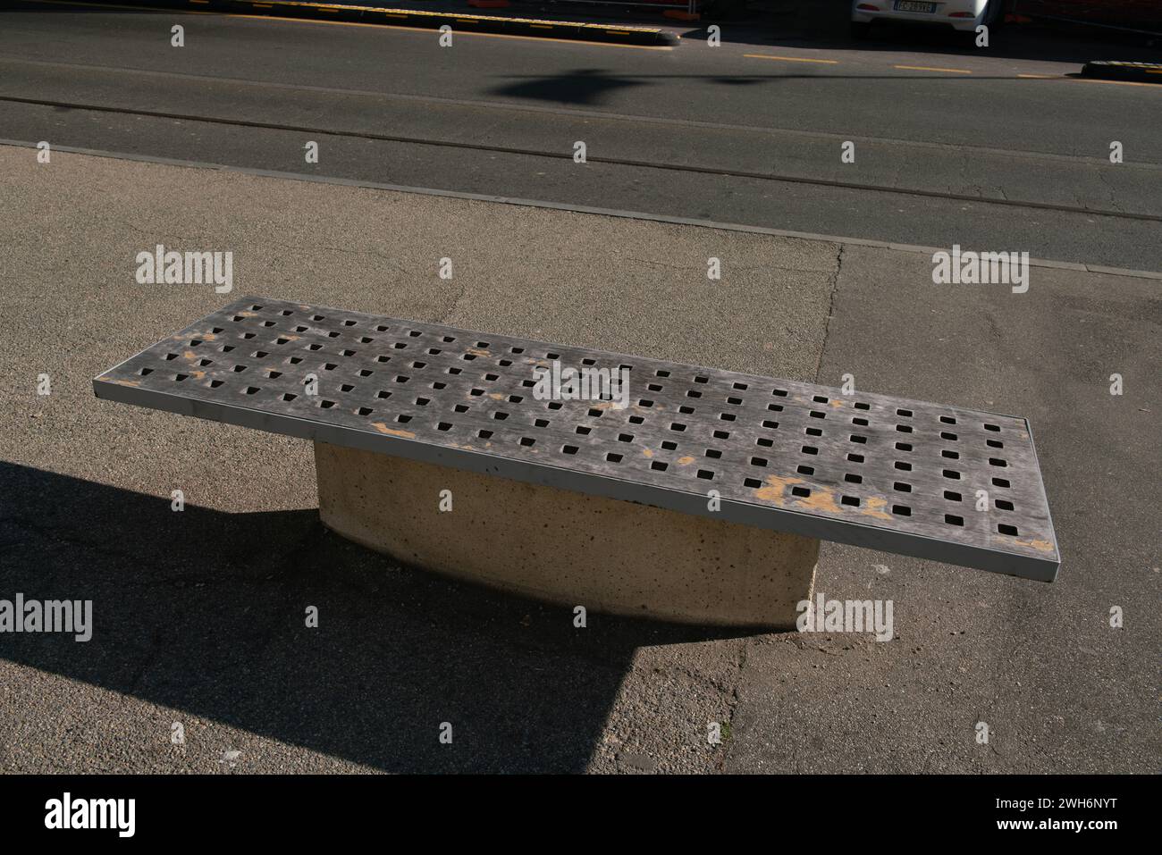 Modern public bench hi-res stock photography and images - Alamy