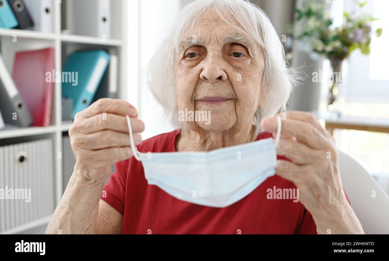 Elderly woman wearing a face mask hi-res stock photography and images ...