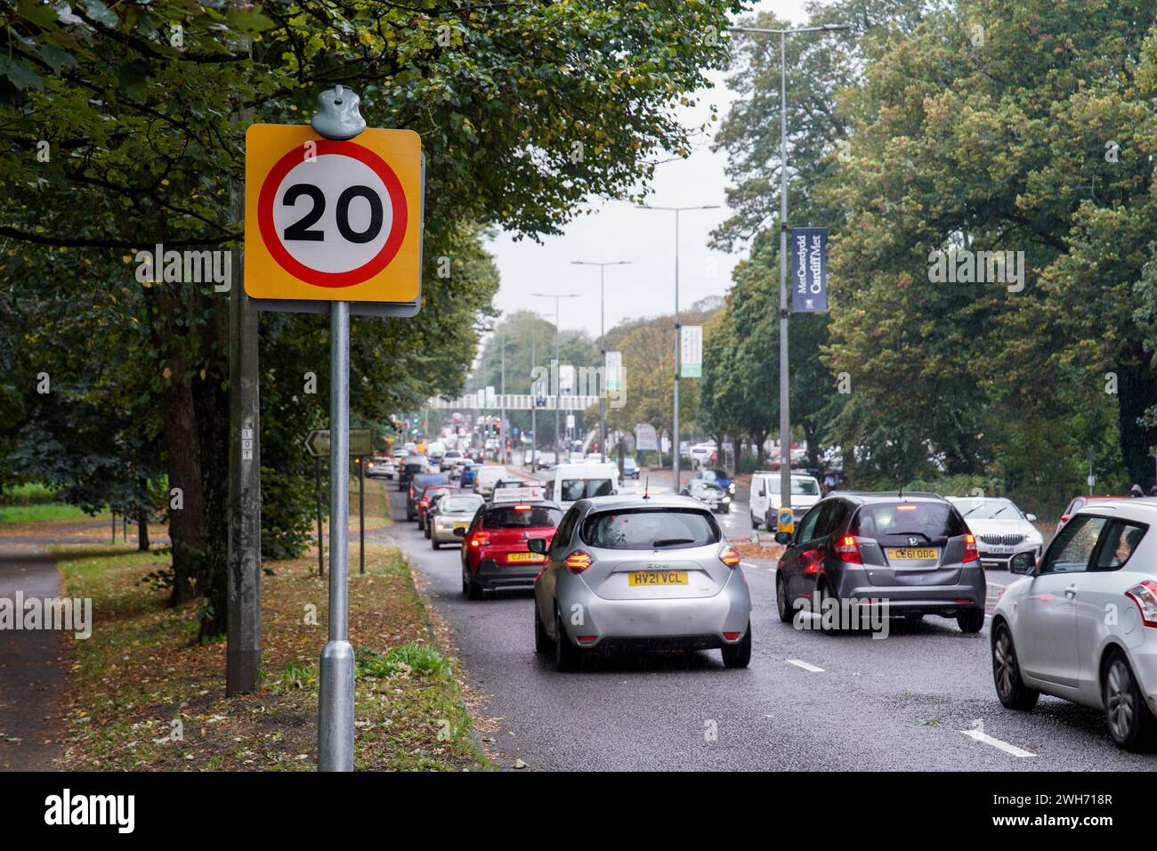 New 20 mph speed limit signs on Western Avenue A48 in Cardiff. Wales UK The Welsh Goverment imposed a default speed of 20mph in Wales on 17th Septembe Stock Photo