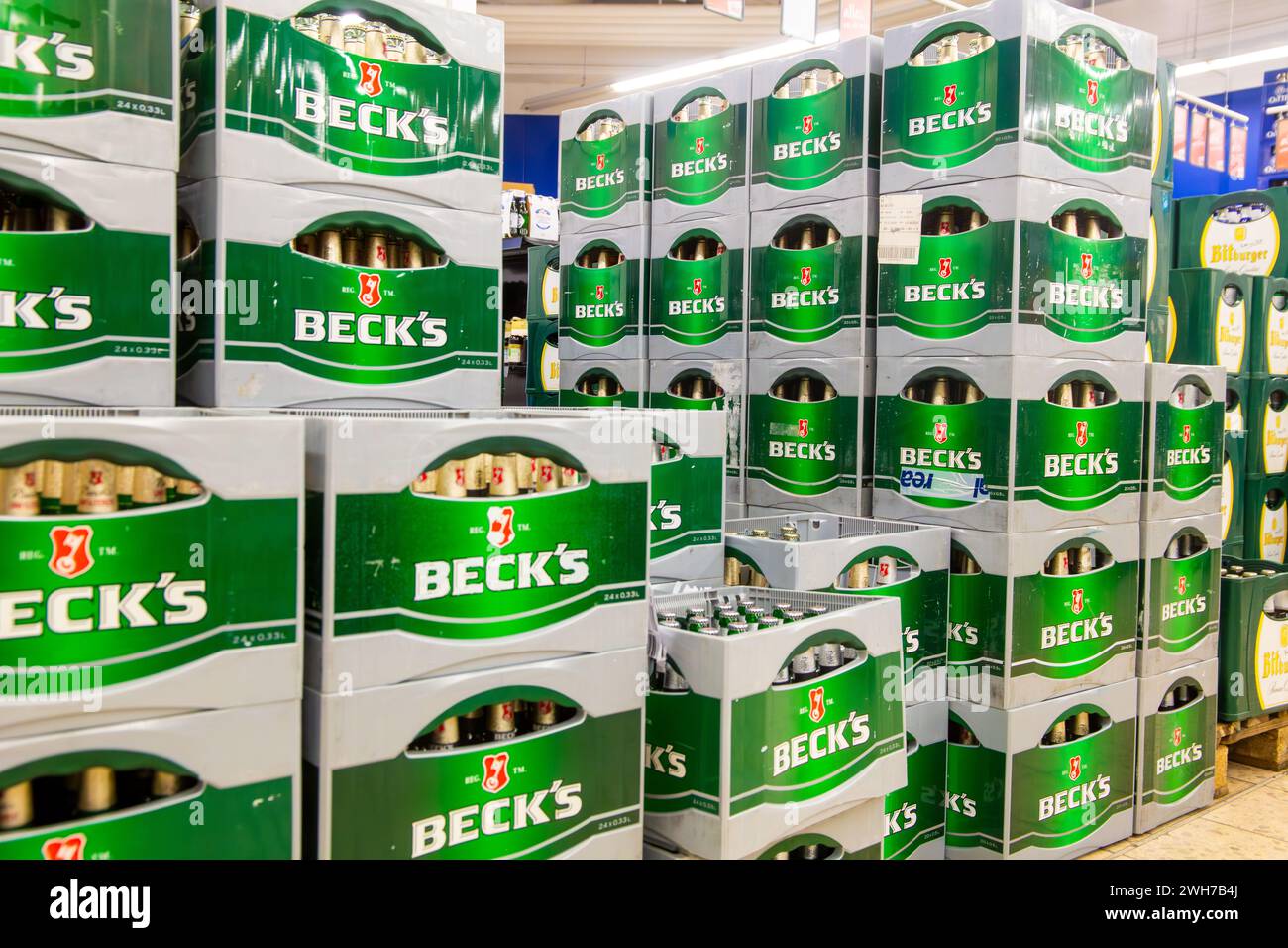 Februar 2024: Bierkisten im Supermarkt Stock Photo