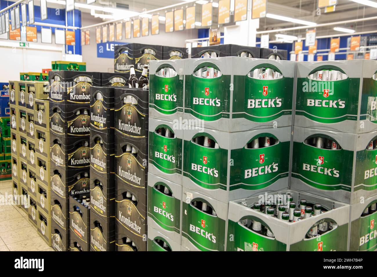 Februar 2024: Bierkisten im Supermarkt Stock Photo