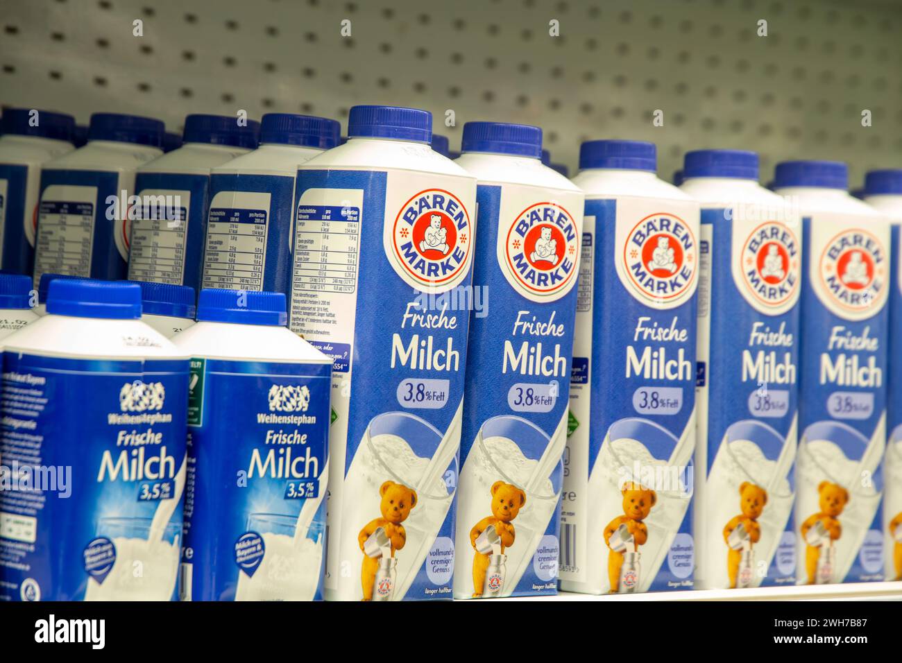 Februar 2024 Milch im Supermarkt Stock Photo Alamy