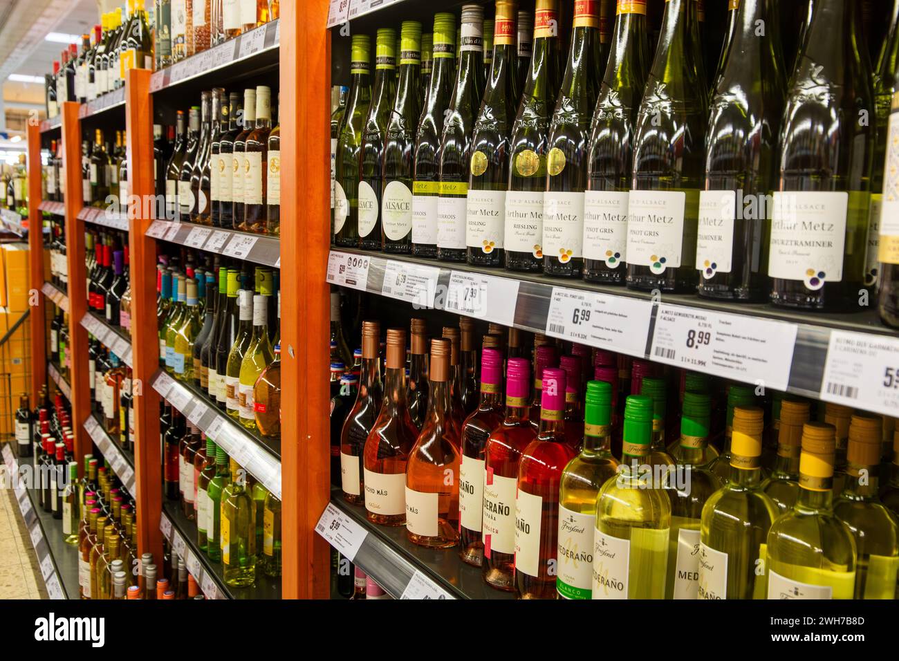 Februar 2024: Weinflaschen im Supermarkt Stock Photo