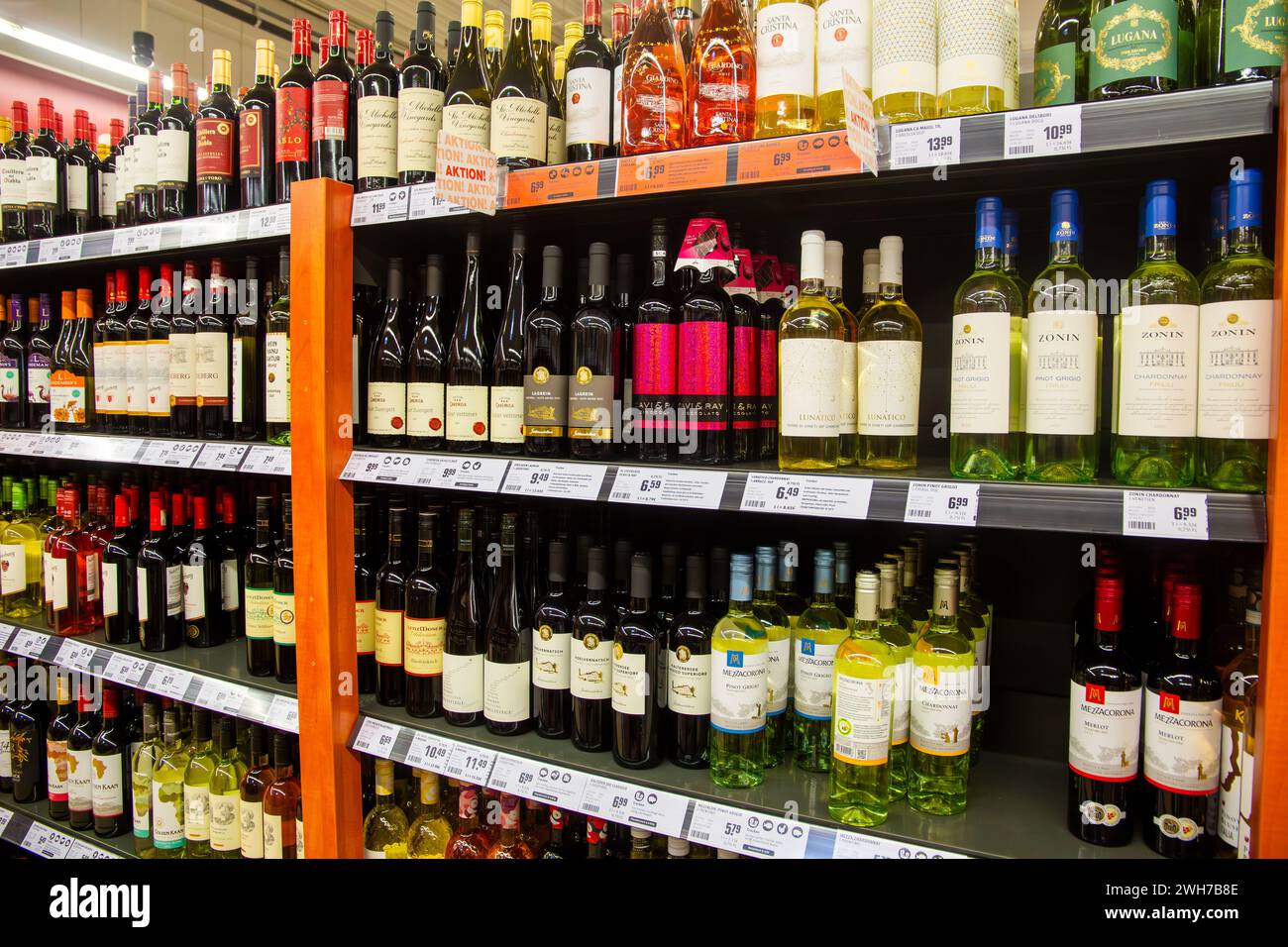 Februar 2024: Weinflaschen im Supermarkt Stock Photo
