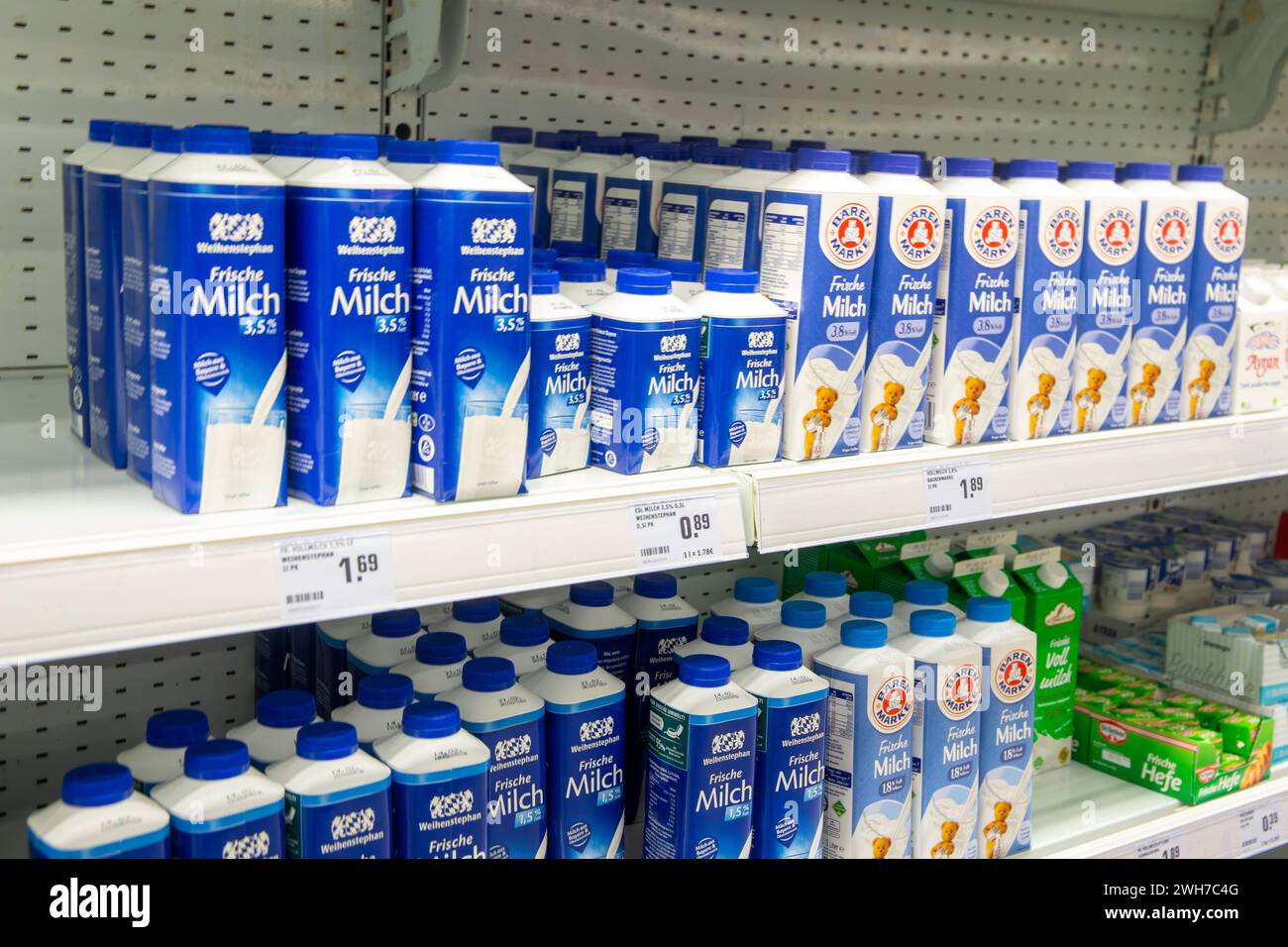 Februar 2024 Milch Im Supermarkt February 2024 Milk In The Februar 2024 Milch Im Supermarkt February 2024 Milk In The Supermarket Copyright Xx 2WH7C4G