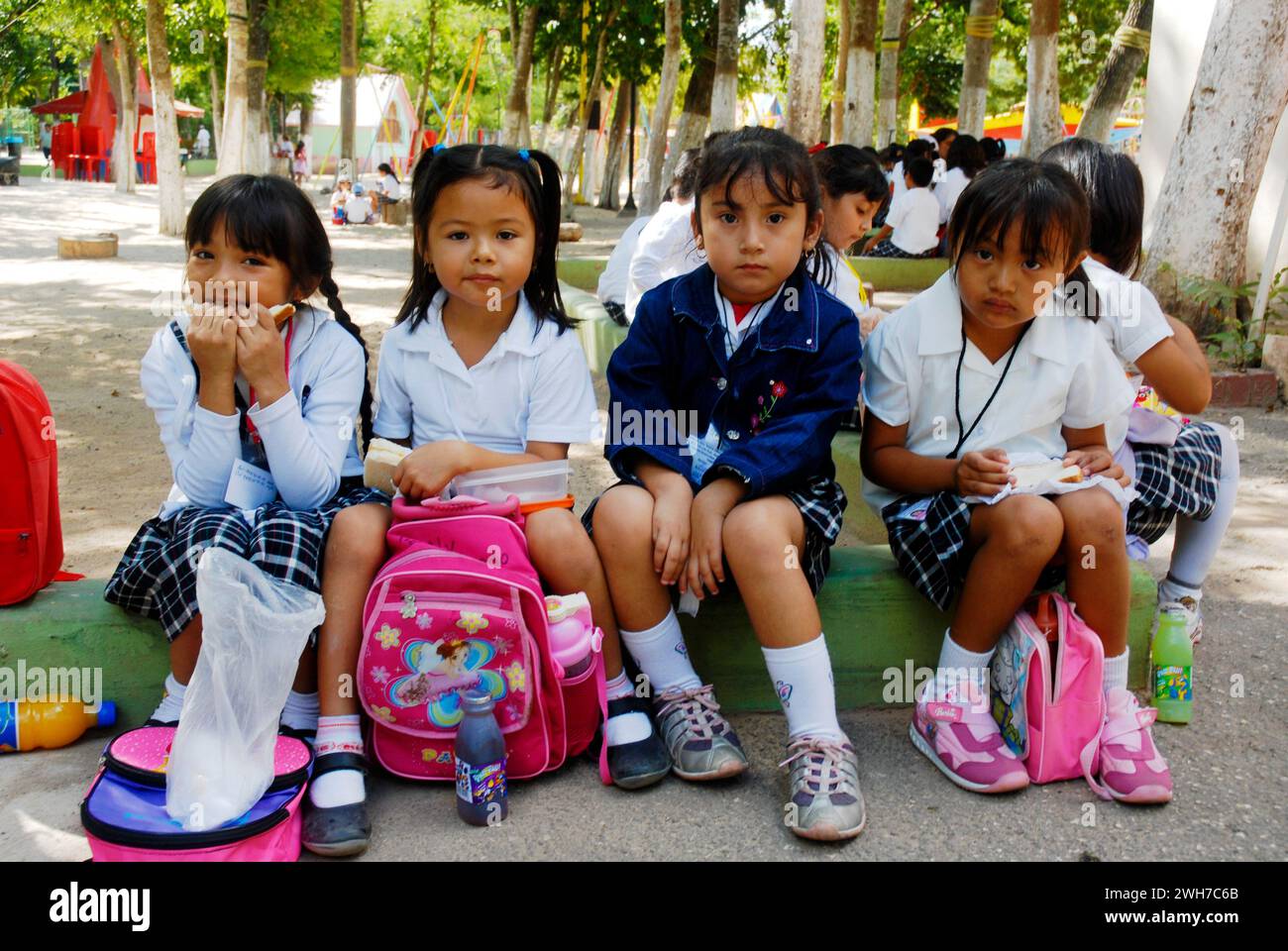 School children having lunch at the zoo in Merida, Mexico Stock Photo