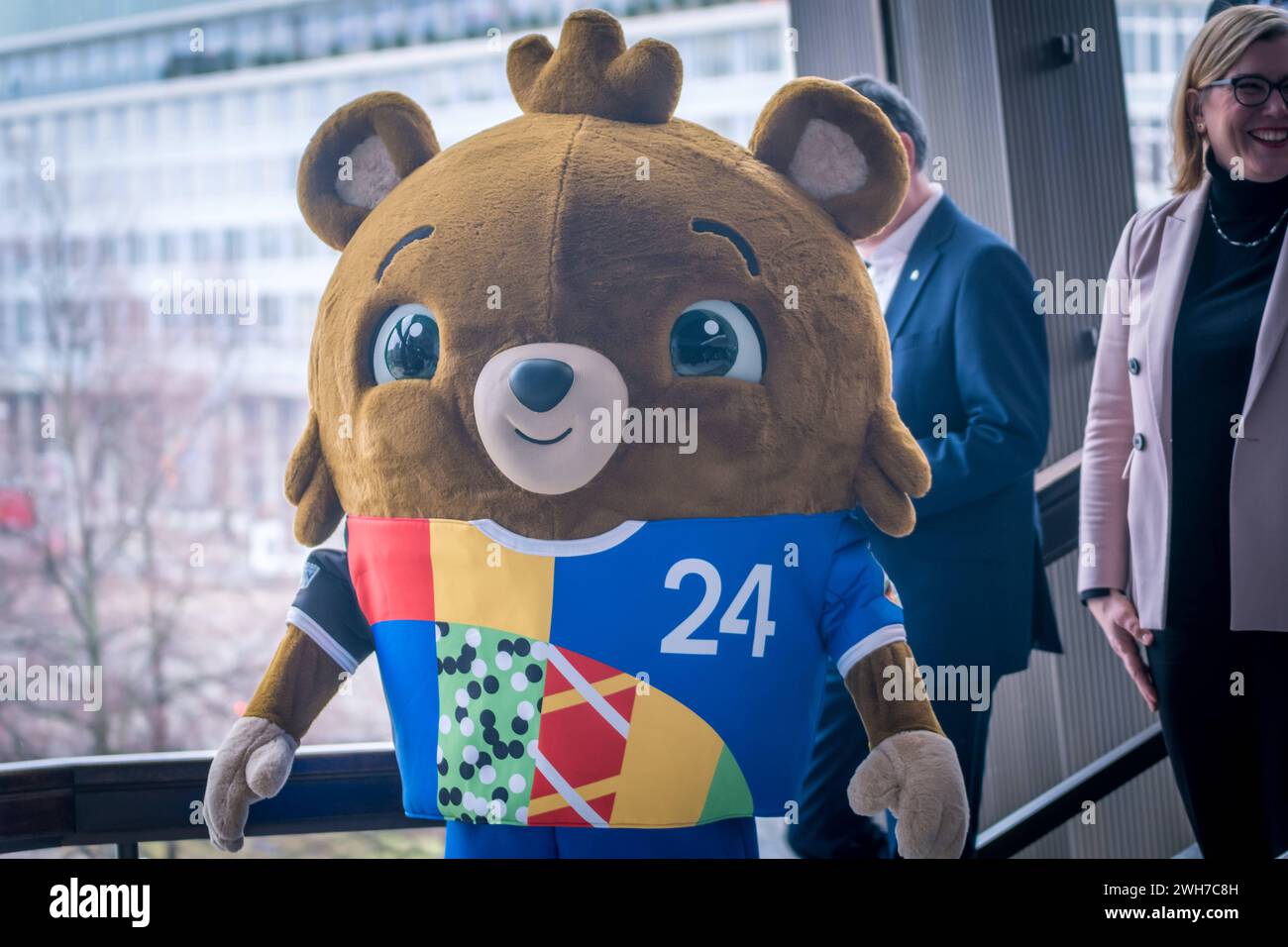 Fan Zone Augustusplatz zur UEFA EURO 2024Ã in Leipzig: Ein zentraler Anlaufpunkt für Fußballfans, Leipziger und Gäste während des Turniers. Mit einem vielfältigen Programm aus Sport und Kultur sowie zahlreichen Mitmachangeboten wird die Fan Zone zum Herzstück des Fußballerlebnisses in Leipzig. Gelegen zwischen dem Gewandhaus und der Oper Leipzig, bietet sie an allen 31 Tagen während des Turnierzeitraums vom 14. Juni bis 14. Juli 2024 ein abwechslungsreiches Erlebnis. Die Fan Zone wird live alle 51 Spiele der UEFA EURO 2024Ã auf großen Screens übertragen und bis zu 15.000 Fans können auf dem Pl Stock Photo