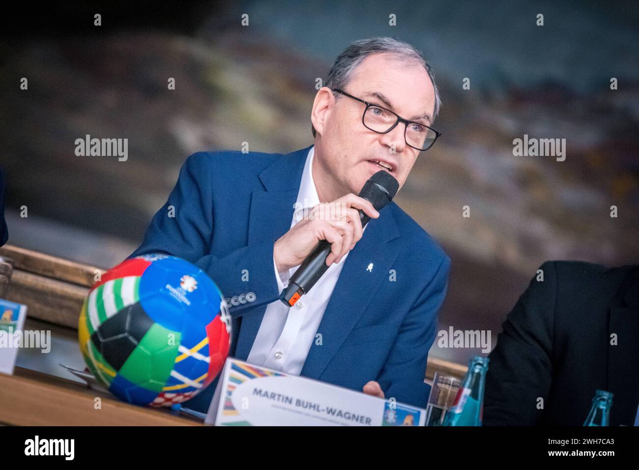 Fan Zone Augustusplatz zur UEFA EURO 2024Ã in Leipzig: Ein zentraler Anlaufpunkt für Fußballfans, Leipziger und Gäste während des Turniers. Mit einem vielfältigen Programm aus Sport und Kultur sowie zahlreichen Mitmachangeboten wird die Fan Zone zum Herzstück des Fußballerlebnisses in Leipzig. Gelegen zwischen dem Gewandhaus und der Oper Leipzig, bietet sie an allen 31 Tagen während des Turnierzeitraums vom 14. Juni bis 14. Juli 2024 ein abwechslungsreiches Erlebnis. Die Fan Zone wird live alle 51 Spiele der UEFA EURO 2024Ã auf großen Screens übertragen und bis zu 15.000 Fans können auf dem Pl Stock Photo