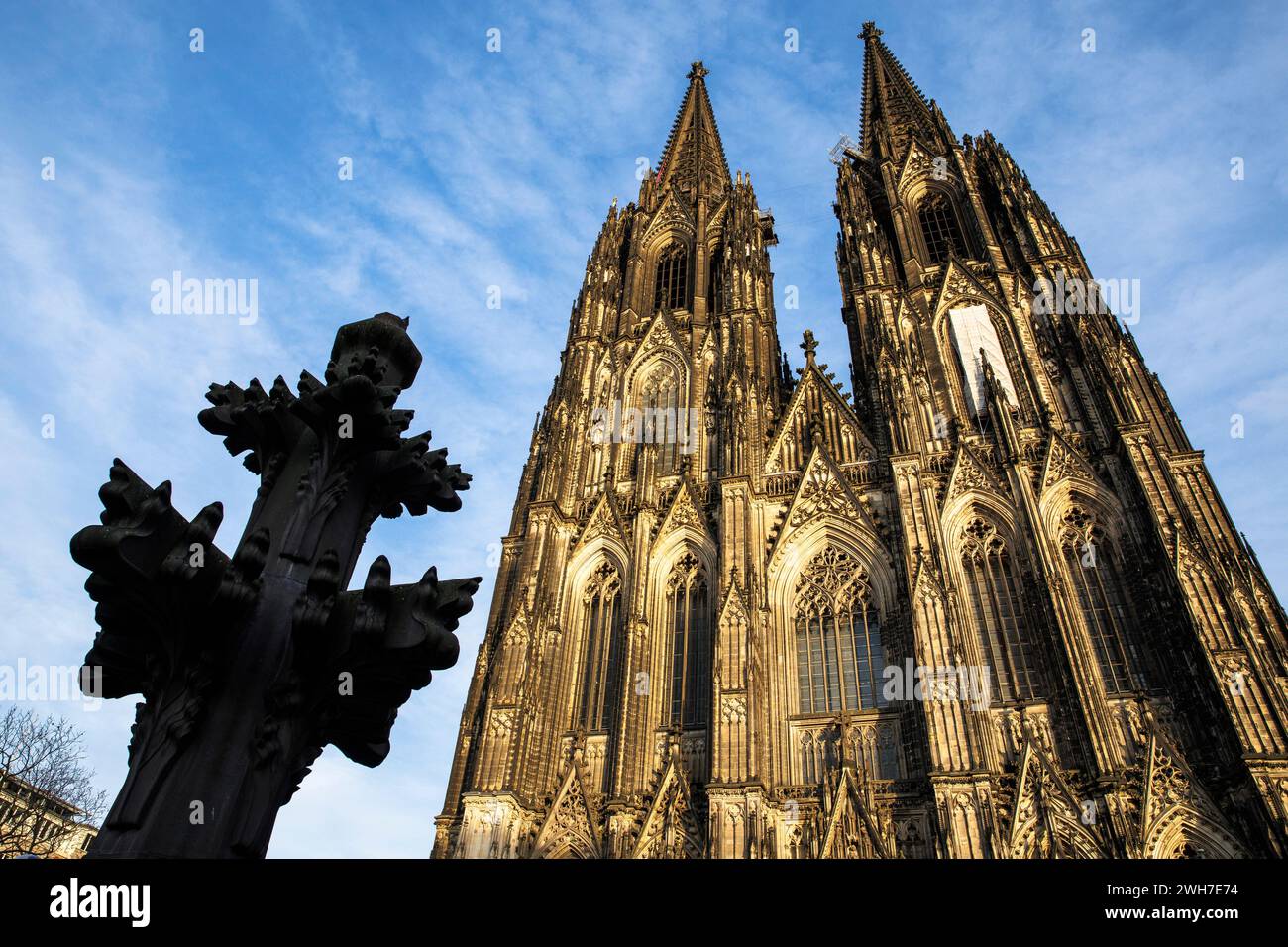 model of the finial in front of the west facade of the cathedral, the finials are on top of the steeples, Cologne, Germany. Modell der Kreuzblume vor Stock Photo