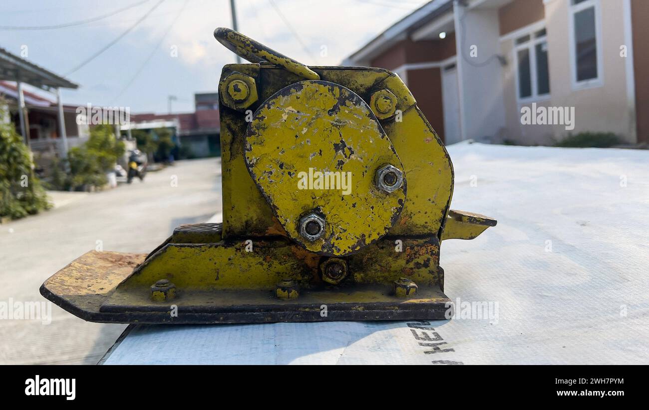Hydraulic jack lifts the heavy railroad bridge Stock Photo Alamy