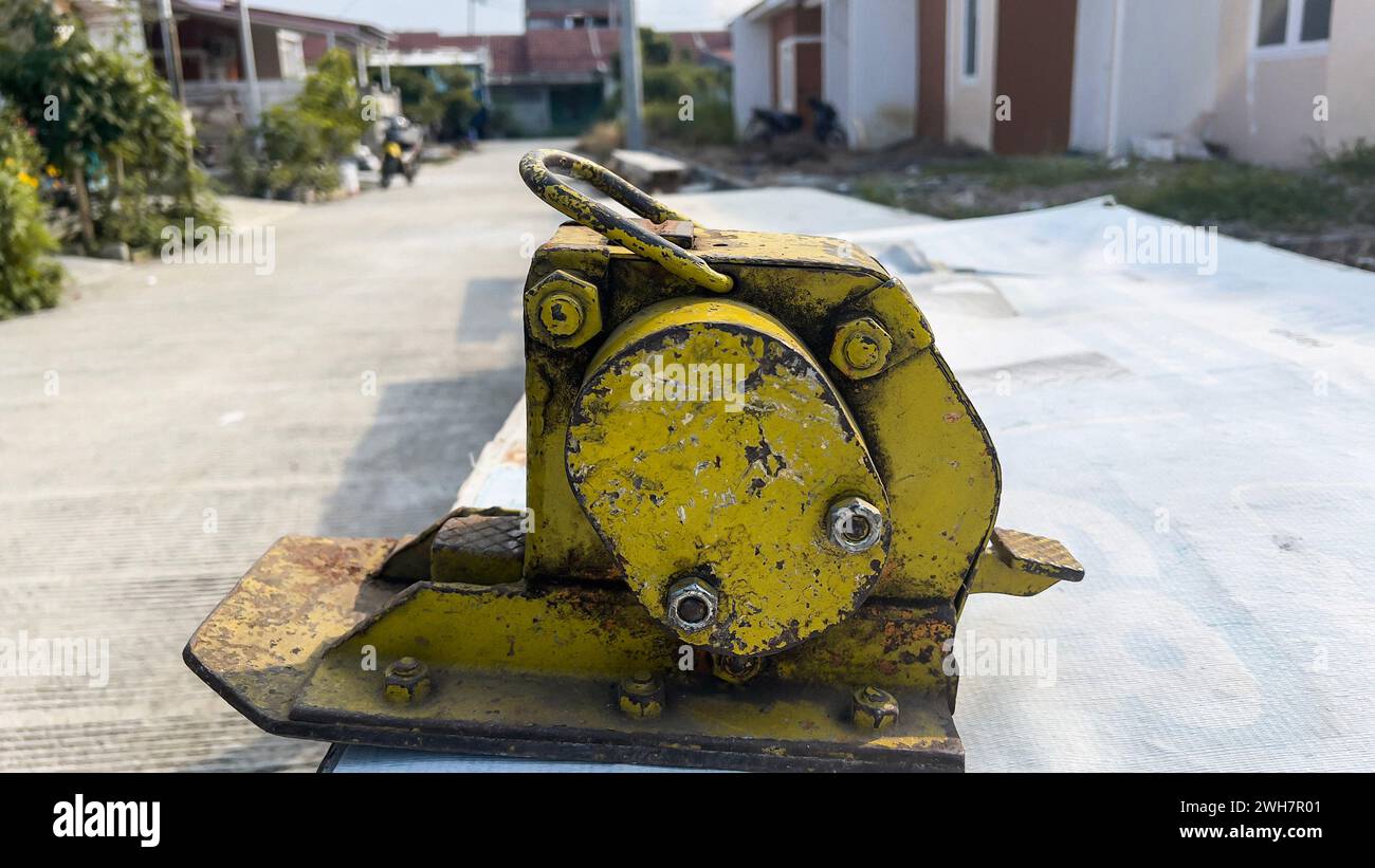 Hydraulic jack lifts the heavy railroad bridge Stock Photo Alamy