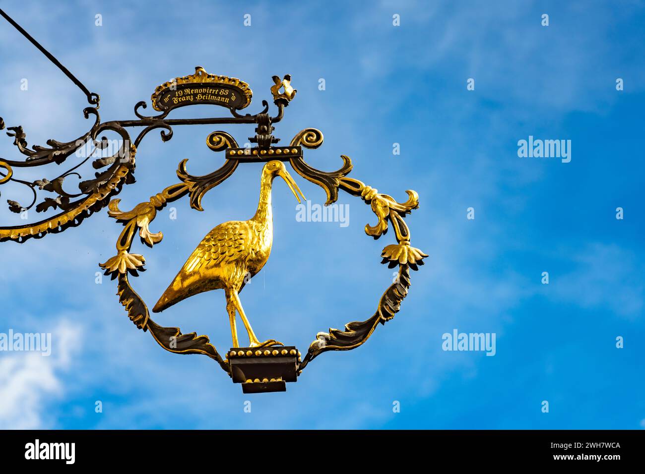 Goldenes Schild Hotel zum Storchen in Volkach, Unterfranken, Bayern, Deutschland |  Golden Sign Hotel zum Storchen in Volkach, Lower Franconia, Bavari Stock Photo