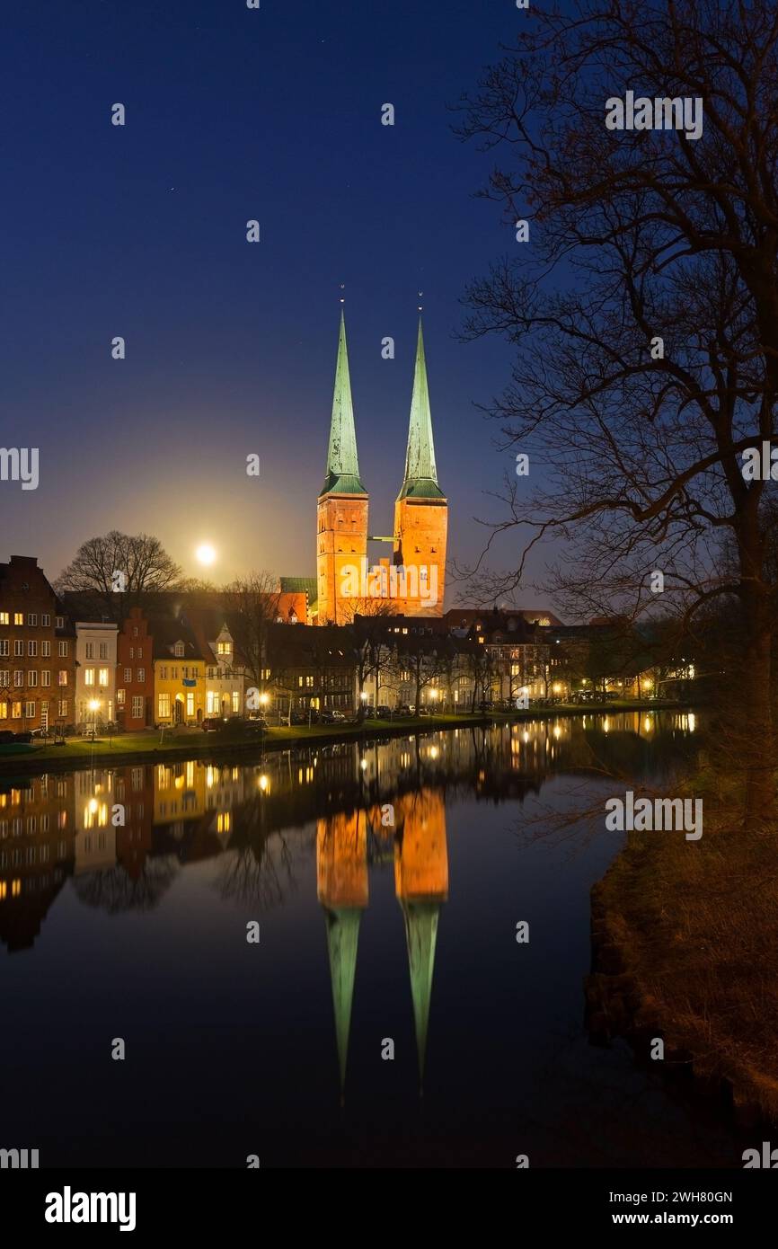 Historic houses and Lübeck Cathedral / Dom zu Lübeck / Lübecker Dom ...