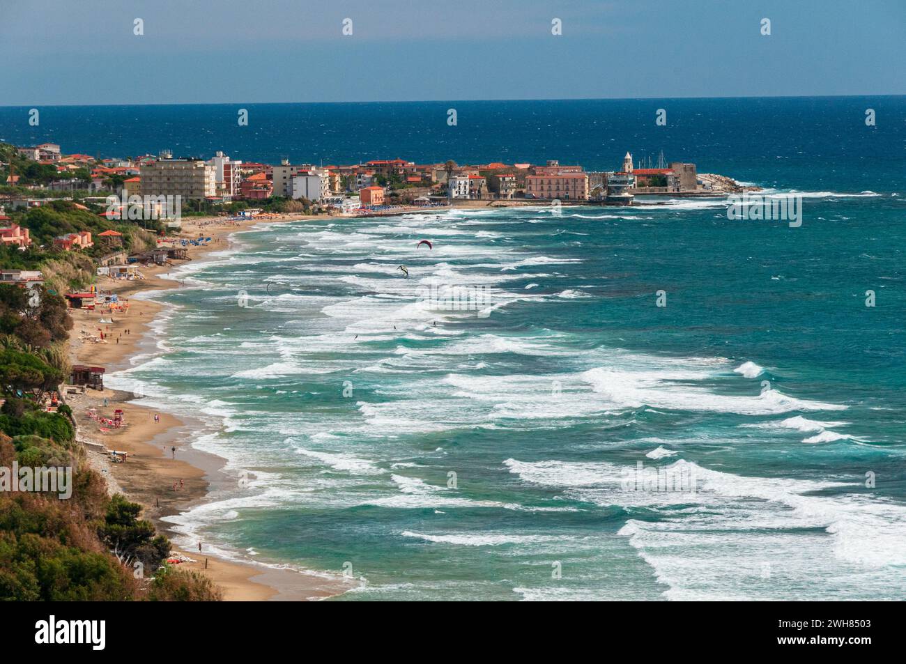 Die Mittelmeerküste von Acciaroli auf dem Cilento ein Hotspot für windsurfer Stock Photo