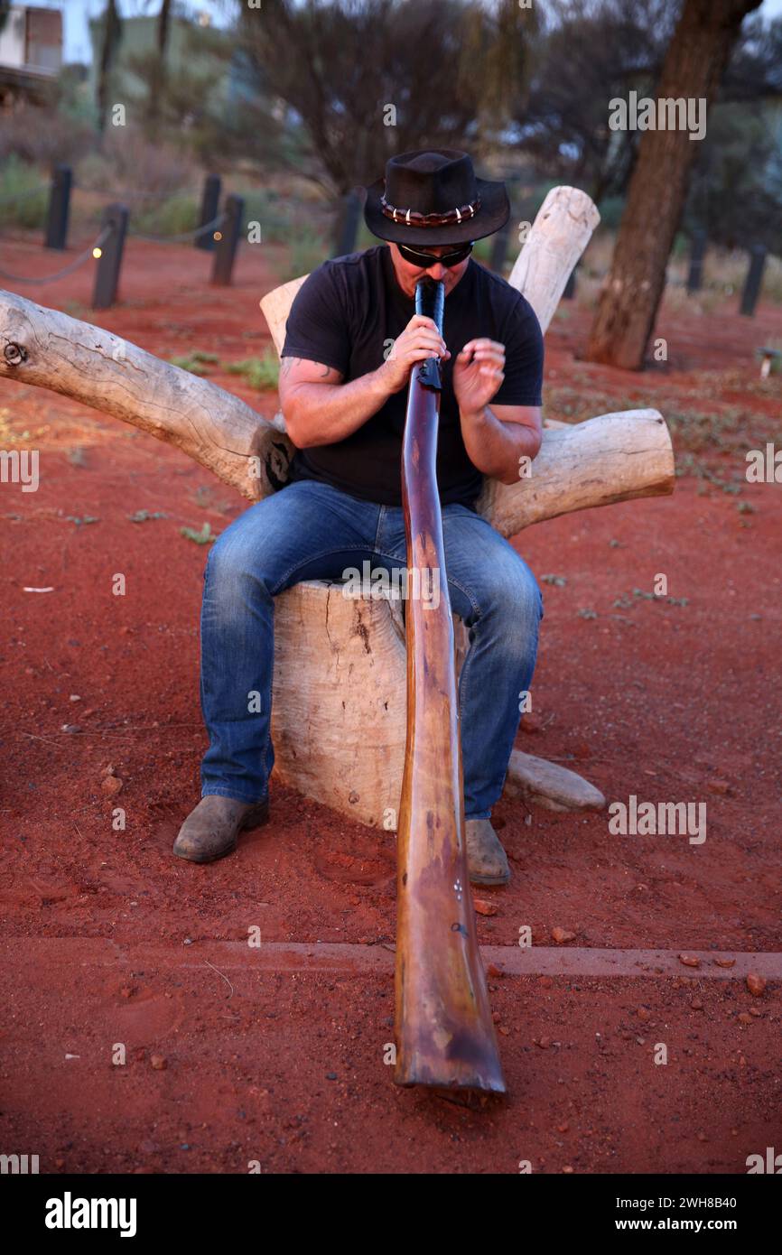Didgeridoo player, Uluṟu-Kata Tjuṯa National Park, Ayers Rock, Australia Stock Photo