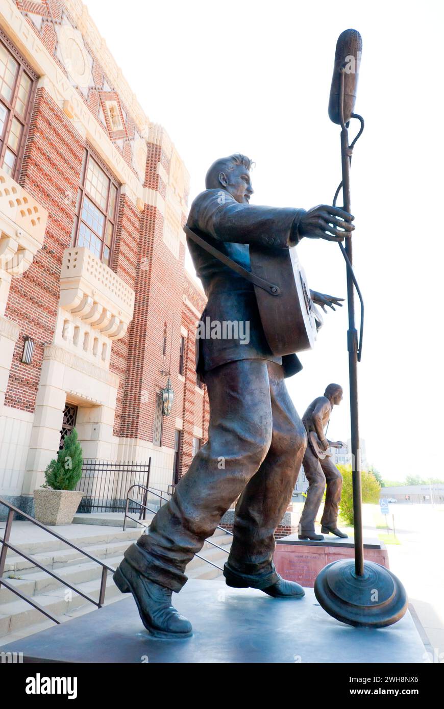 Elvis Presley and James Bolton statues by Eric Kaposta in front of the Municipal Memorial Auditorium and Stage of Stars Museum Stock Photo