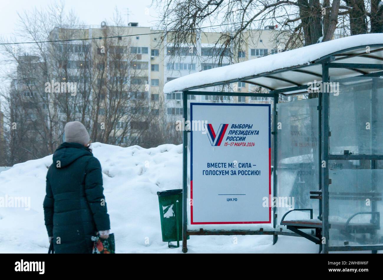 Bus Stop Poll Werbung im bus hi-res stock photography and images - Alamy