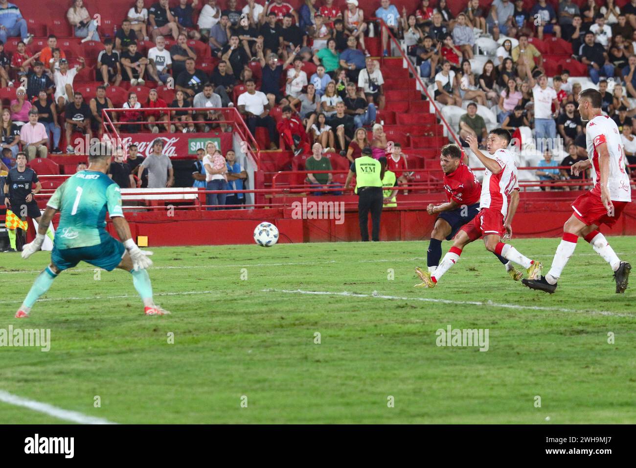 Buenos Aires, Argentina. 08th Feb, 2024. Hernán Galíndez of Huracan and Ignacio Maestro Puch of Independiente during the match of 4th round of Argentina´s Liga Profesional de Fútbol at Tomas Adolfo Ducó Stadium ( Credit: Néstor J. Beremblum/Alamy Live News Stock Photo