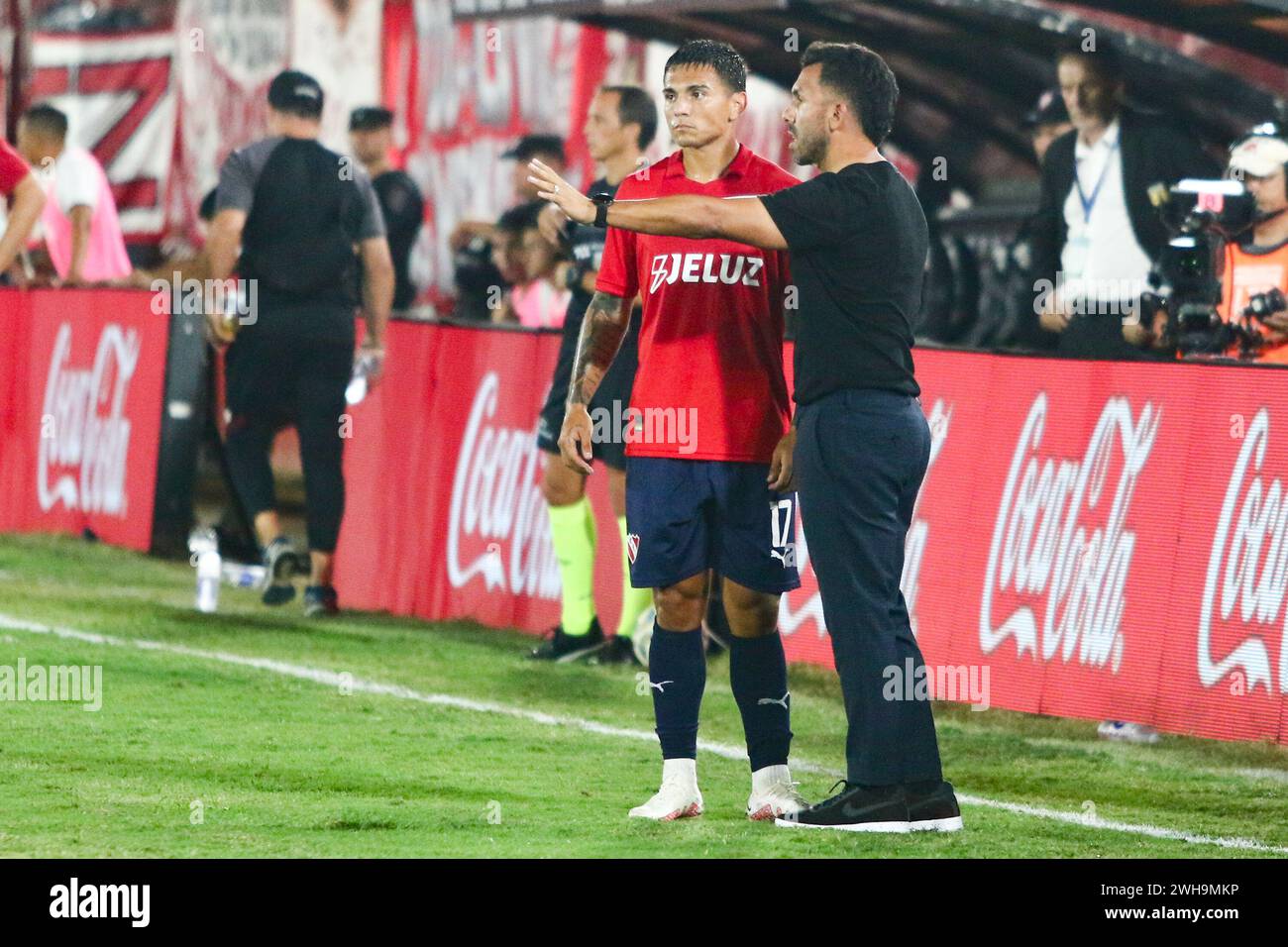 Buenos Aires, Argentina. 08th Feb, 2024. Lucas Gonzalez of Independiente receives instructions of his caoch, Carlos Tevez, during the match of 4th round of Argentina´s Liga Profesional de Fútbol at Tomas Adolfo Ducó Stadium ( Credit: Néstor J. Beremblum/Alamy Live News Stock Photo