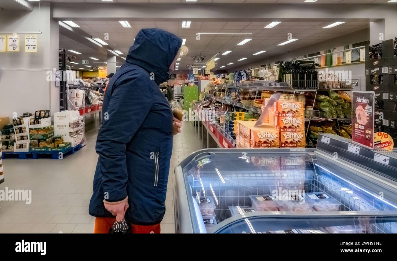 Hamburg, Germany. 05th Feb, 2024. A customer stands in front of a freezer cabinet in a German Netto discount store owned by the Danish Salling Group. Credit: Markus Scholz/dpa/Alamy Live News Stock Photo
